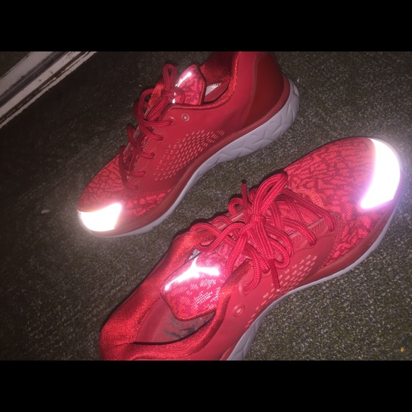 Basketball shoes - Picture 2 of 3